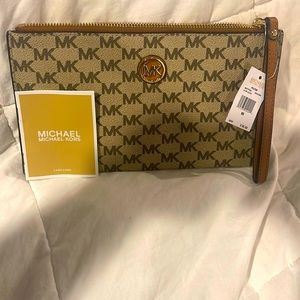 NWT Michael Kors LG Zip Clutch